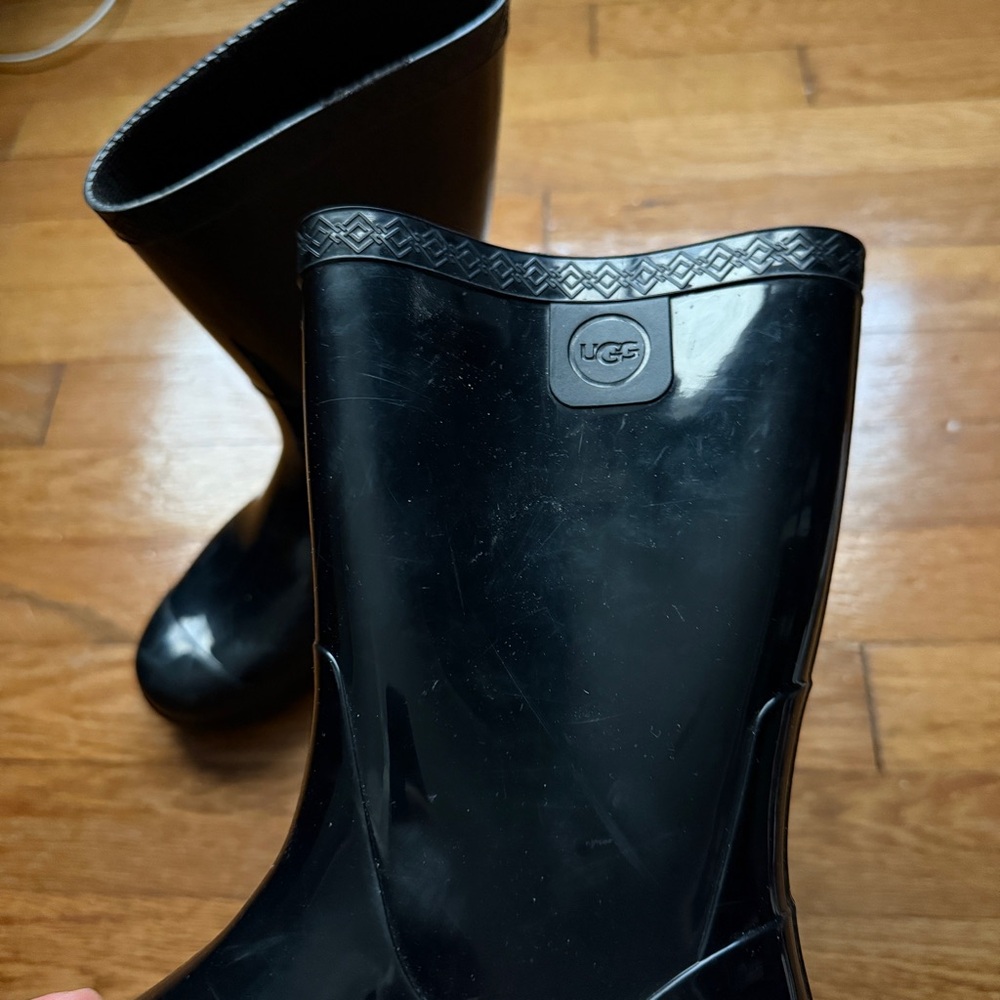 Girls Waterproof Ugg Boots - Picture 3 of 7